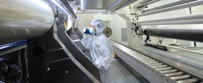 技術(shù)攻堅結(jié)碩果！合肥樂凱成功下線超寬幅超薄高端光學(xué)聚酯薄膜